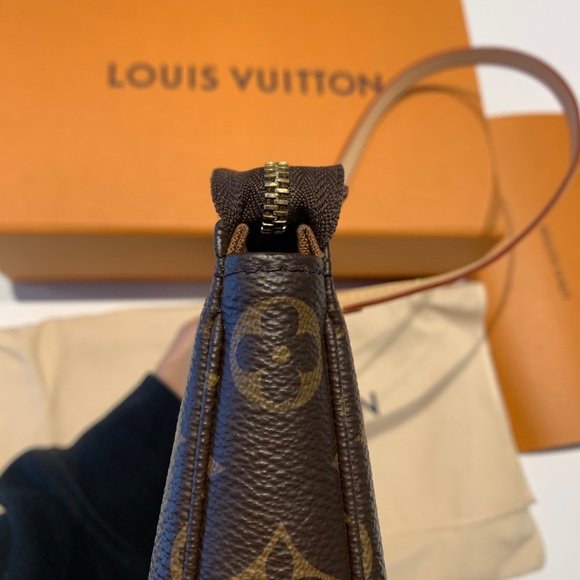 Authentic Louis Vuitton Pochette Accessoires - Picture 2 of 8